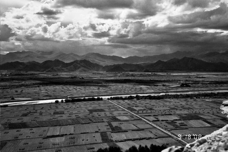 B&W-Valley of Shigatse.jpg